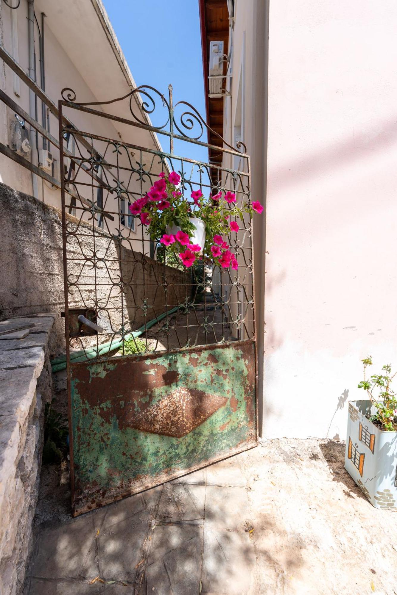 Eagle'S Nest City Apartments Aigio Exterior photo