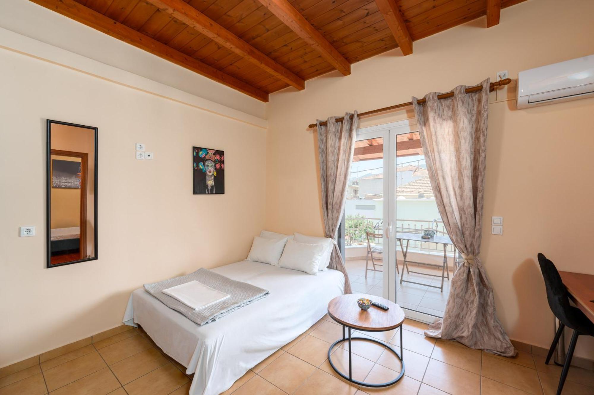 Eagle'S Nest City Apartments Aigio Exterior photo